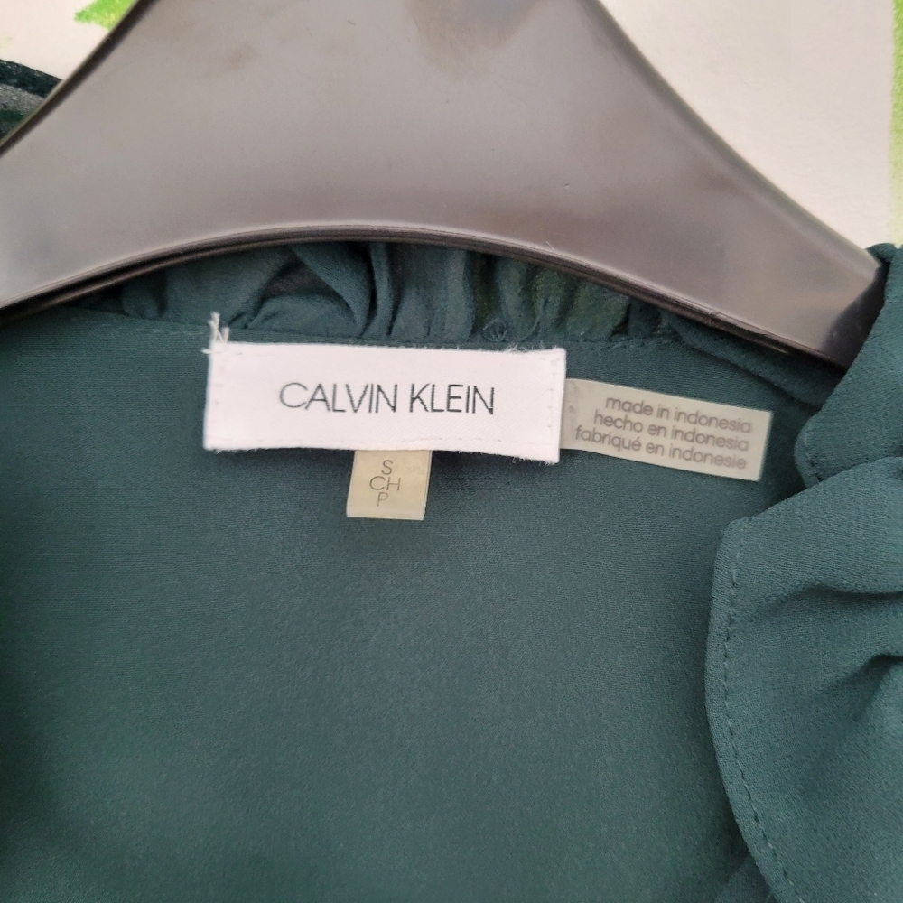 Calvin Klein Ruffle Sleeve Top. - Picture 2 of 8